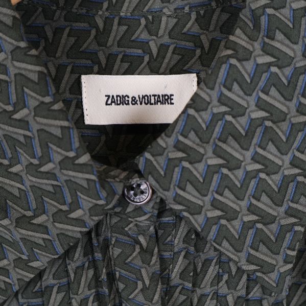 Närbild på Zadig & Voltaire-märkning i kragen på skjortklänning