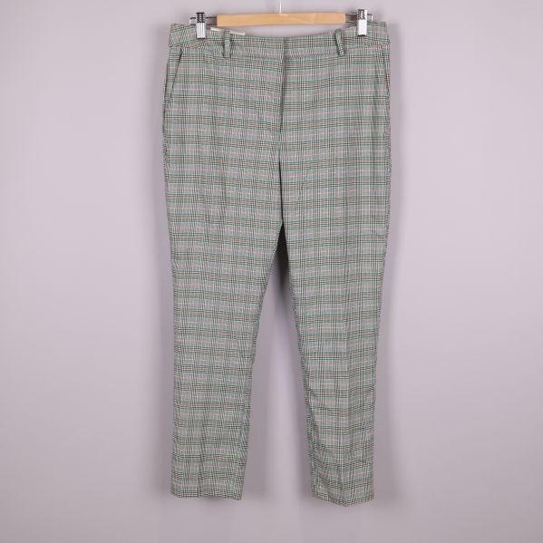 Framsidan av rutiga slacks på galge