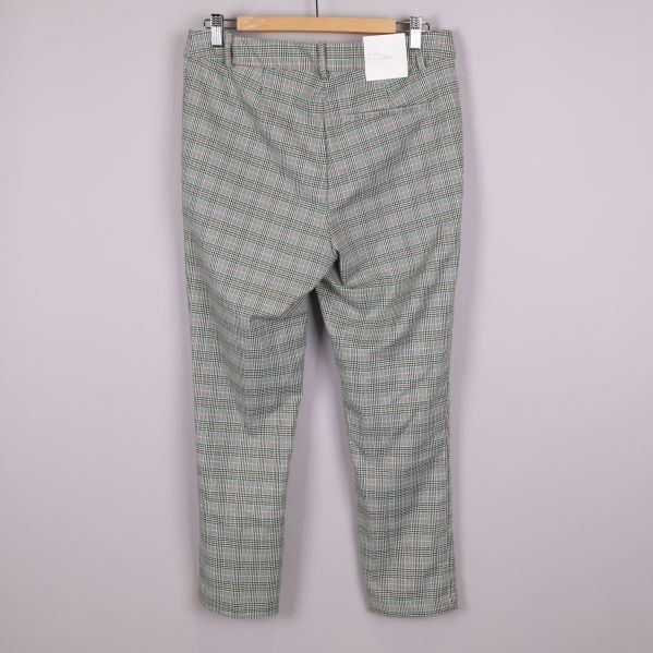 Baksidan av rutiga slacks på galge
