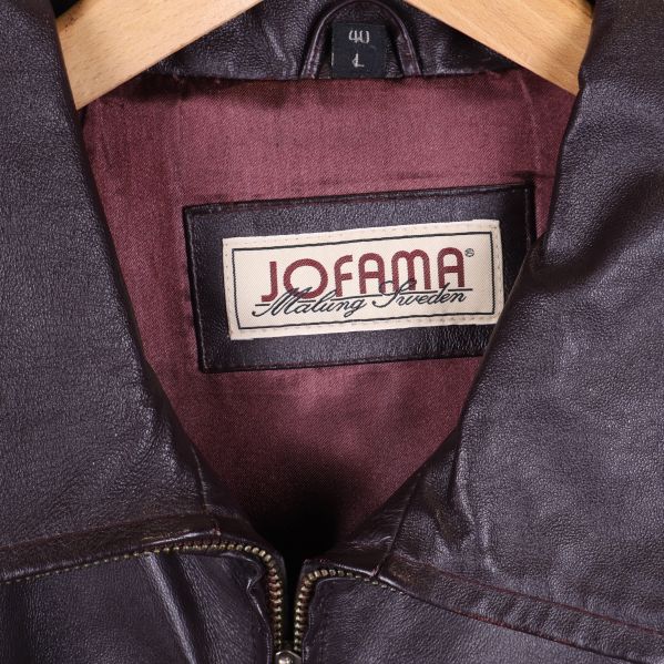 Närbild på Jofama varumärkesetikett i jackans krage