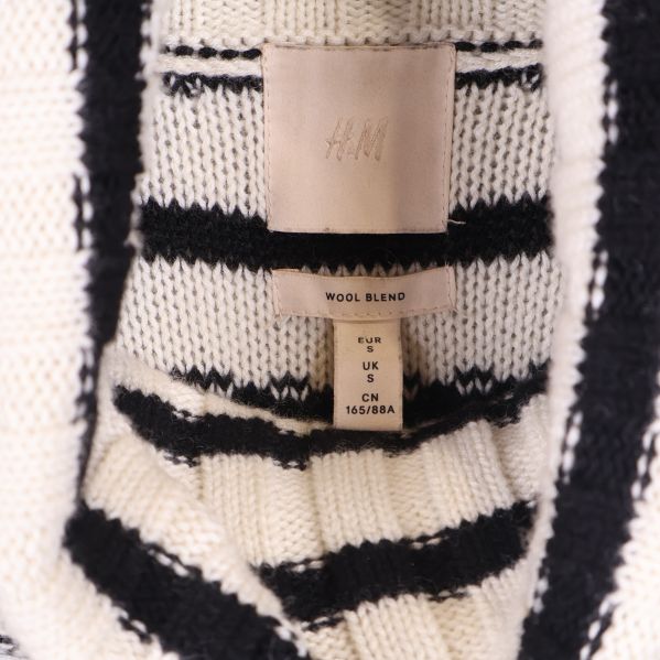 Närbild på H&M märkning och etikett inuti polokragen