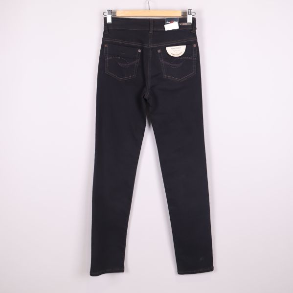 Svarta jeans bakifrån med kontrastsömmar och fickor