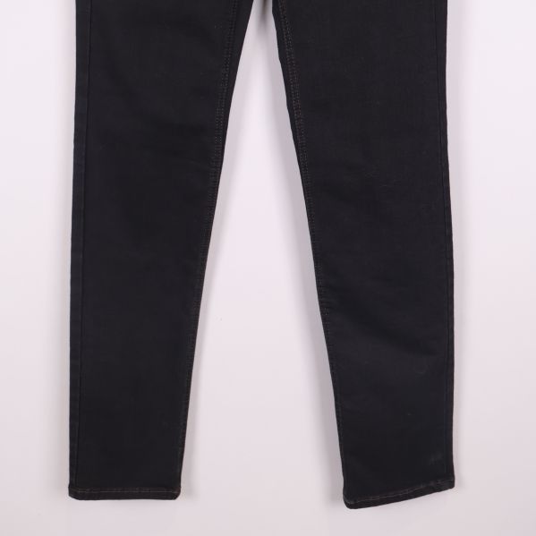 Närbild på ben och sömmar på svarta jeans