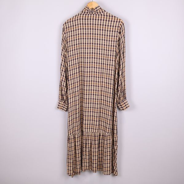 Rutig klänning sedd bakifrån 