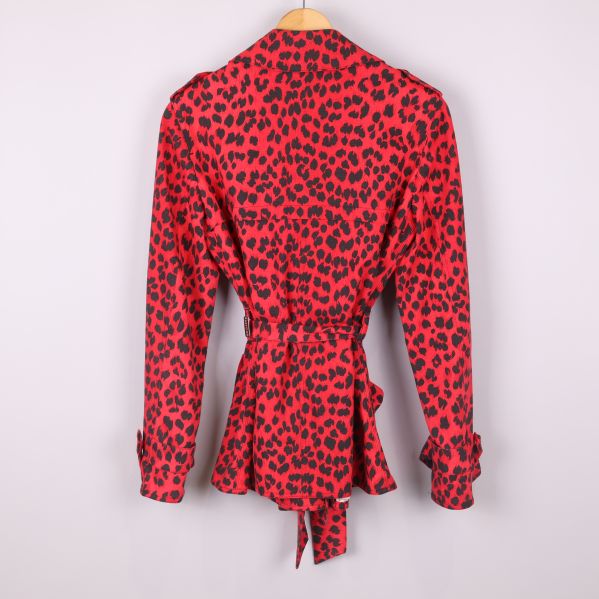 Baksida av röd leopardmönstrad jacka 