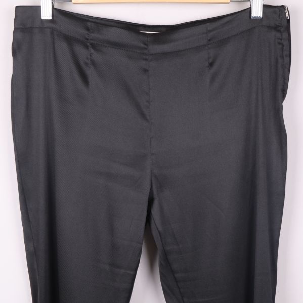 Detaljbild på byxans överdel och midjan framifrån