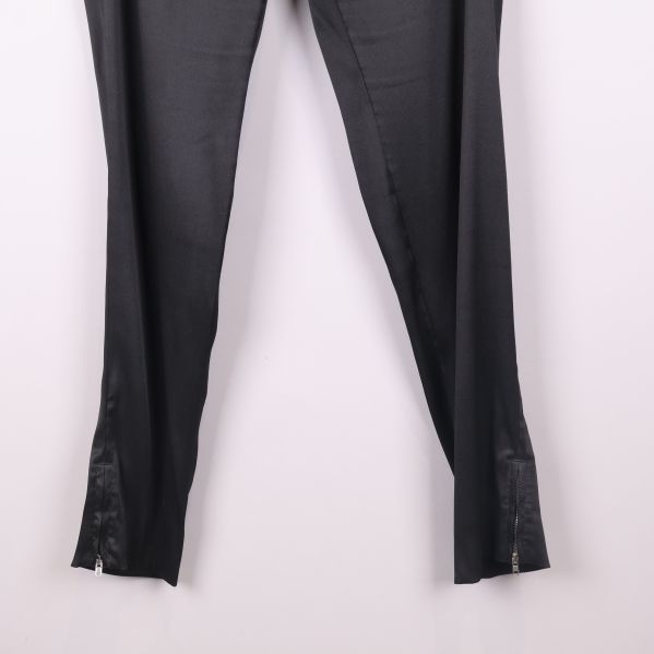 Nedre delen av byxben med dragkedjor på insidan