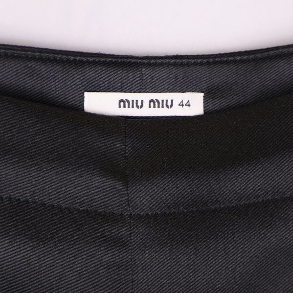 Närbild av Miu Miu-etikett och storlek 44 i midjan