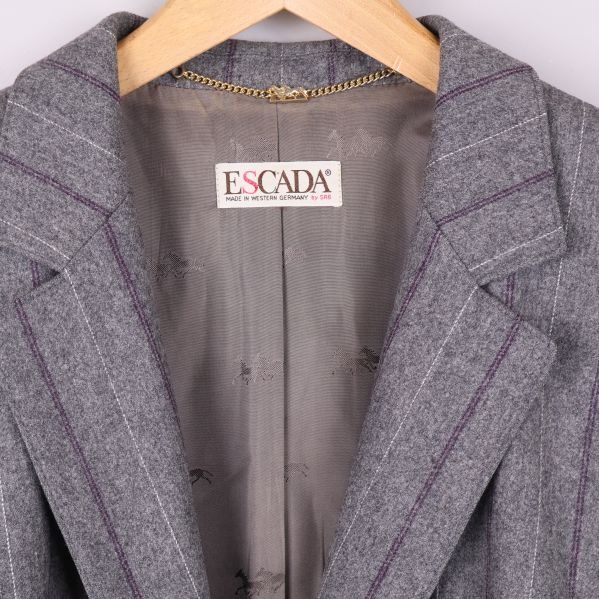 Närbild på Escada-logotypen i kavajens krage