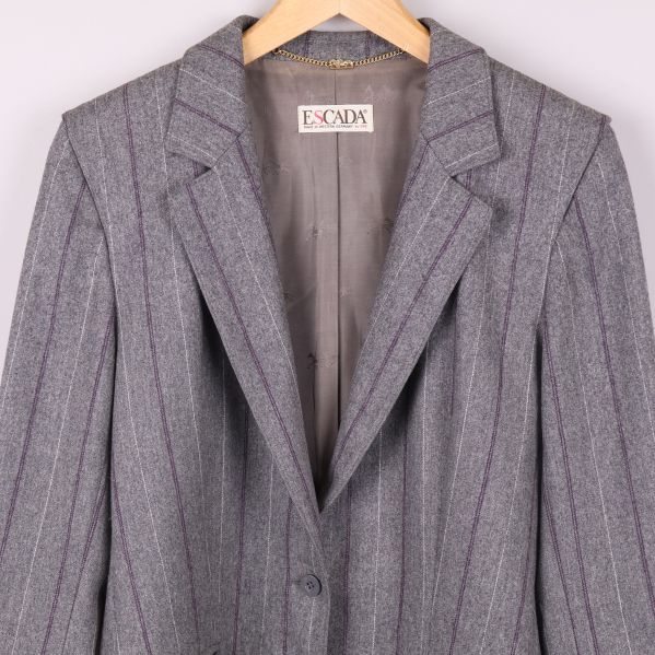 Framifrån vy av kavaj med kritstrecksrandigt mönster och slag