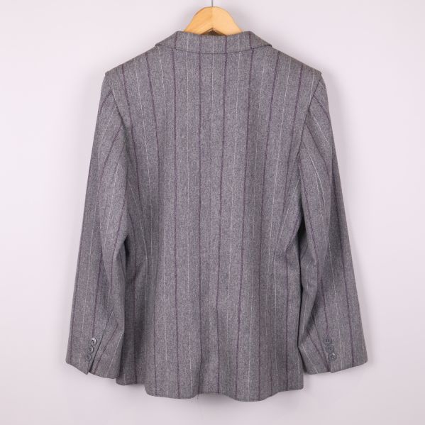 Baksidan av grå kritstrecksrandig kavaj 