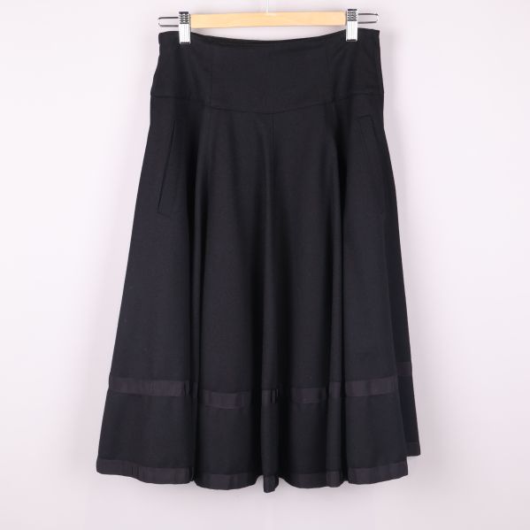 Svart ullkjol med utsvängd passform framifrån