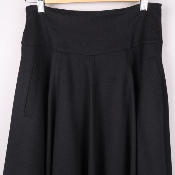 Närbild på ficka och övre delen av kjolen