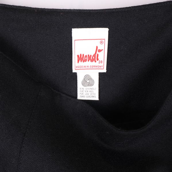 Närbild på Mondi-etikett samt materialmärkning i ull