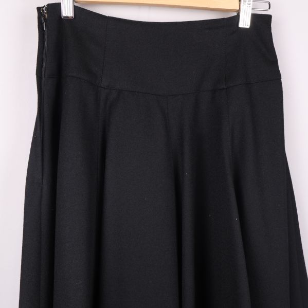 Närbild på midja och veck fram på kjolen