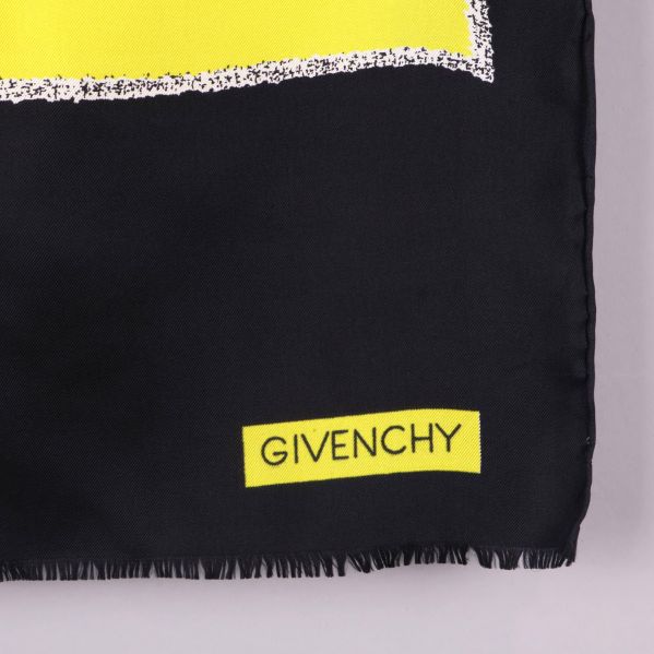 Närbild av Givenchy-logga på scarfen