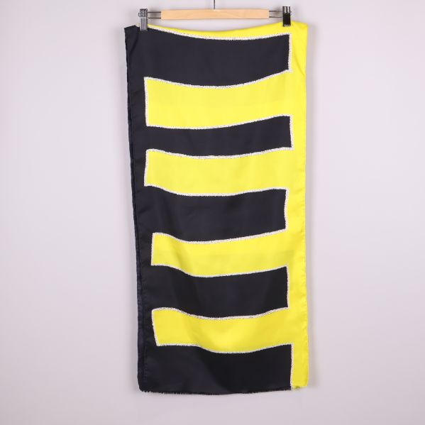 Baksidan av svart och gul randig scarf