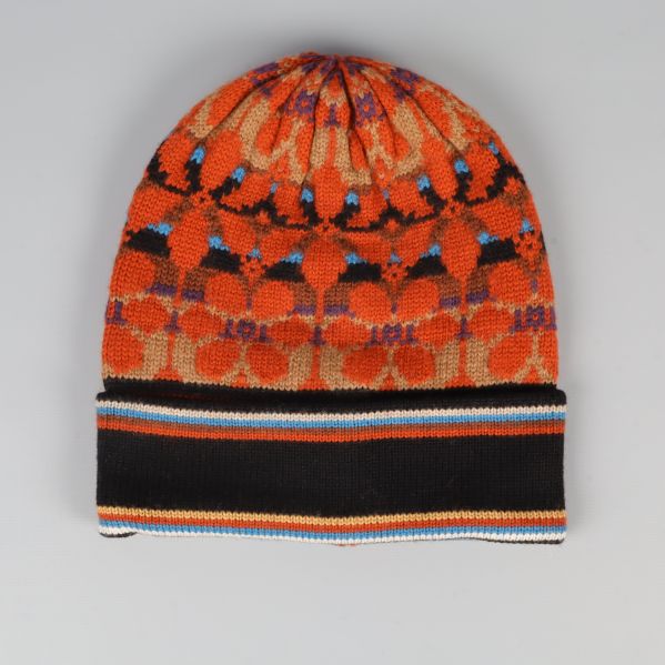 Framsida av mönstrad orange och svart mössa