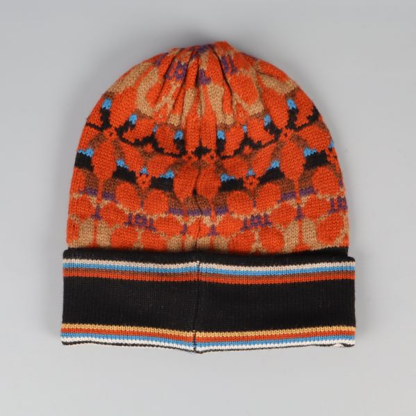 Baksida på mössa med orange och svart mönster