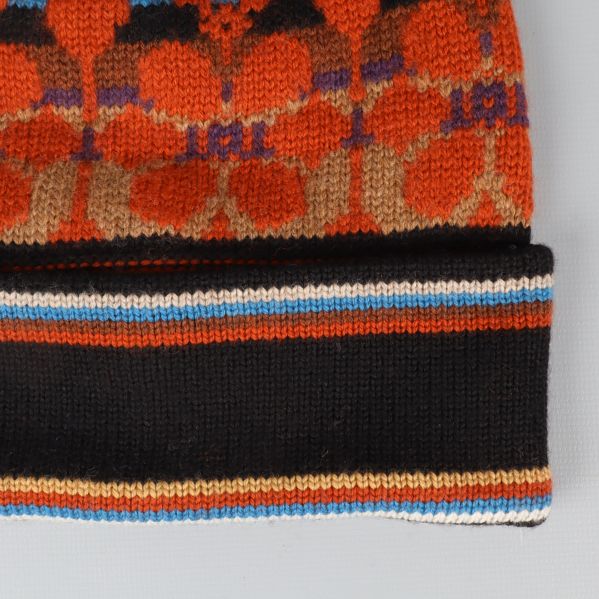 Närbild på ränderna vid mössans kant