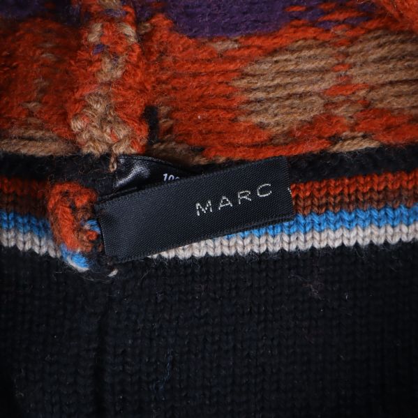 Mössa med svart etikett märkt Marc