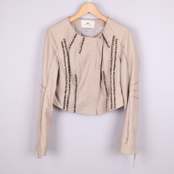 Kort beige jacka med nitar 