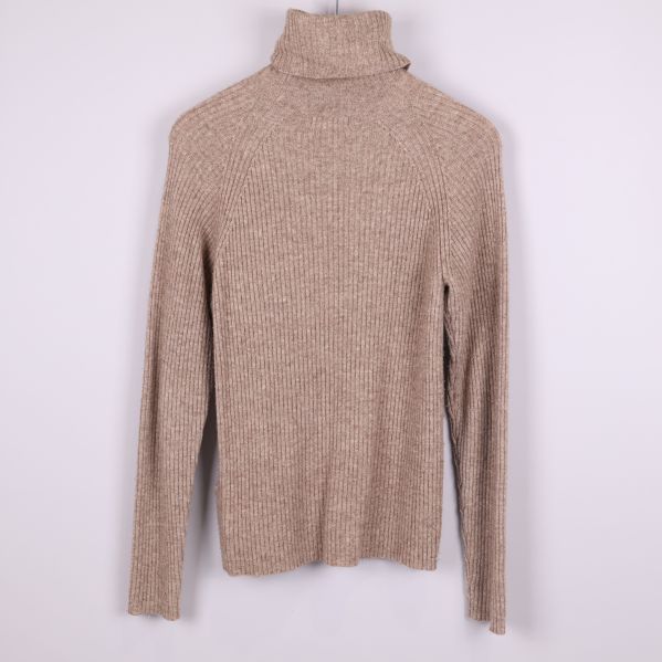 Baksida av beige ribbstickad polotröja