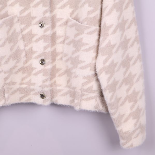 Nedre del av jackan med ficka och knappdetalj