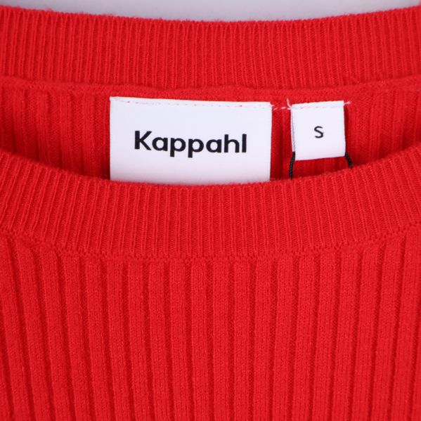 Närbild av rund hals med Kappahl-logotyp och storlek S