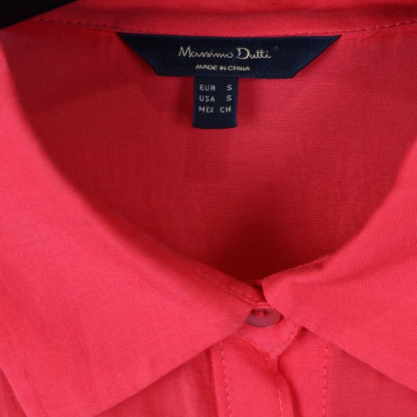 Närbild på etikett som visar Massimo Dutti och storleksinfo