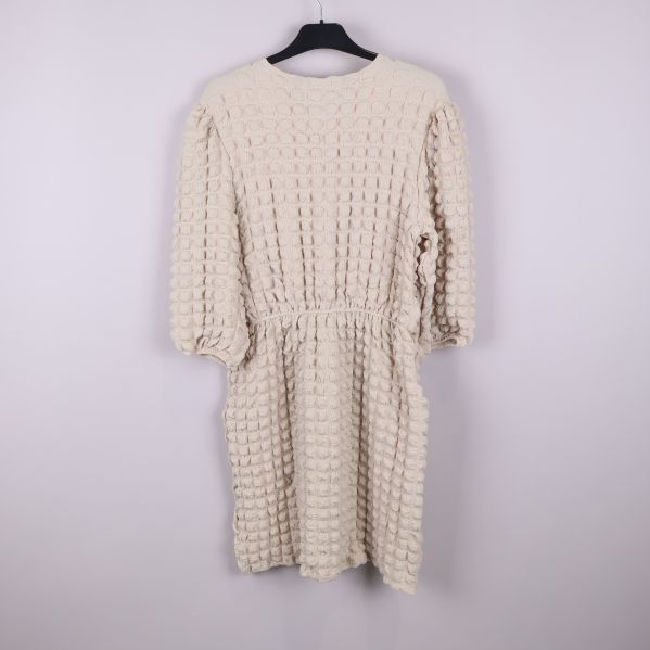 Klänningens baksida visar struktur och ärmlängd