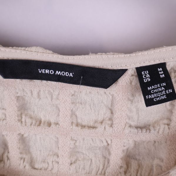 Vero Moda etikett och storleksmärkning i nacken