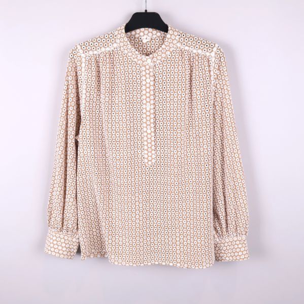 Beige blus med vitt blommigt hålmönster 