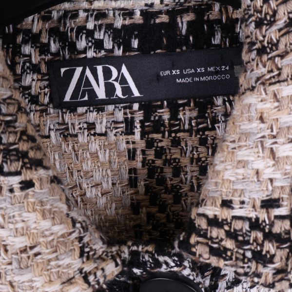 Närbild på ZARA-märkesetikett i kragen
