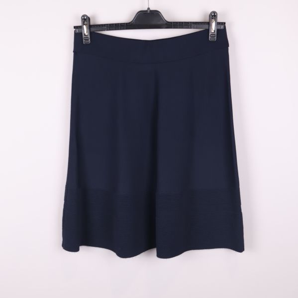 Baksida av mörkblå kjol 