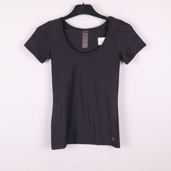 Svart ribbad sporttopp på galge framifrån