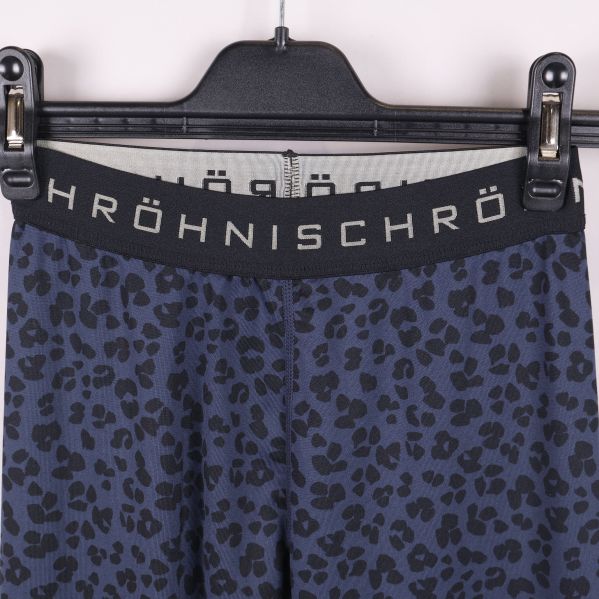 Närbild på resår och logotypen Röhnisch i midjan