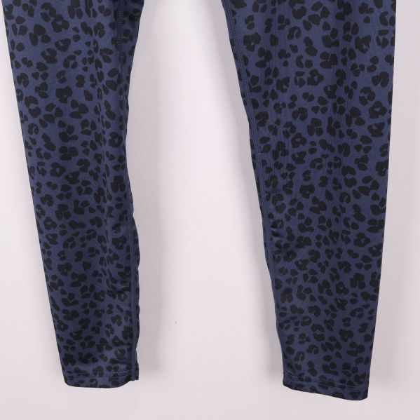 Detalj på benet visar djurmönstret på tyg