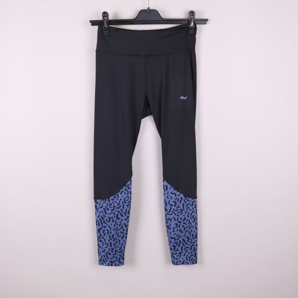 Svarta träningstights med blåmönstrade ben framifrån