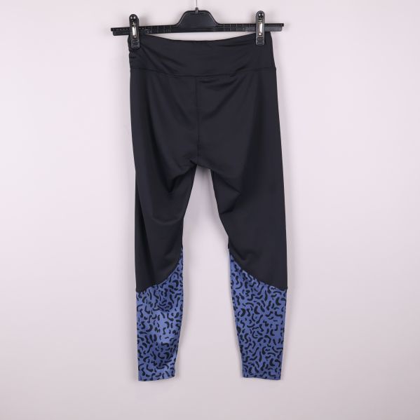 Baksidan av svarta träningstights med blåmönstrade ben