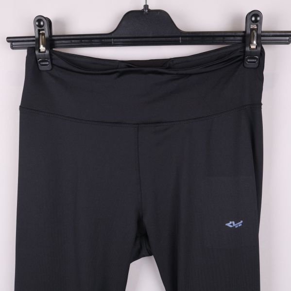 Svart midja och diskret logga på tightsen