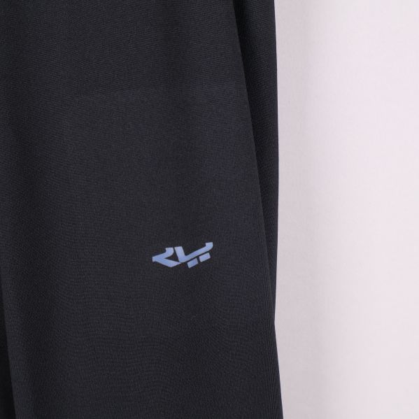 Närbild på logotyp framtill på tightsen