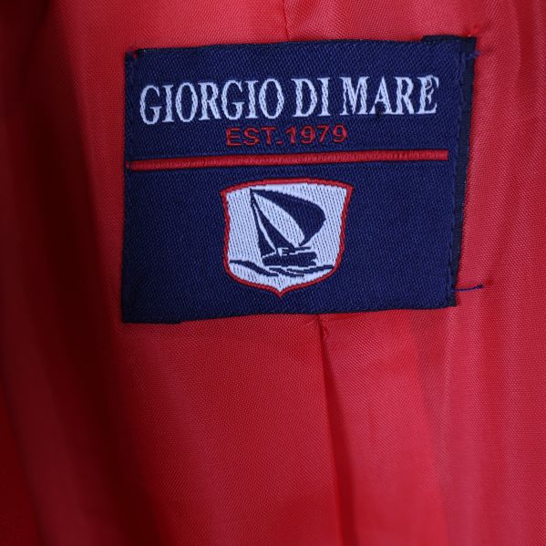 Närbild av Giorgio Di Mare logotyp på insida