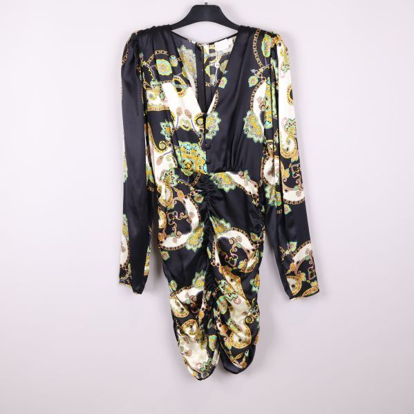 Långärmad klänning med paisleymönster i svart och ljusa toner hänger på galge