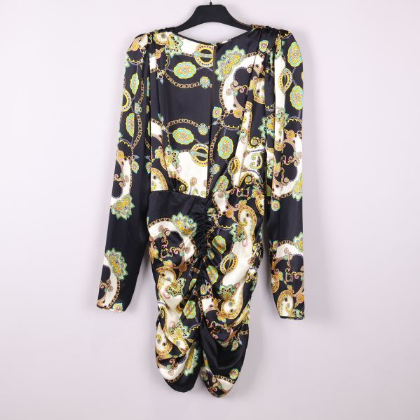 Baksidan på klänningen med paisleymönster i flera färger