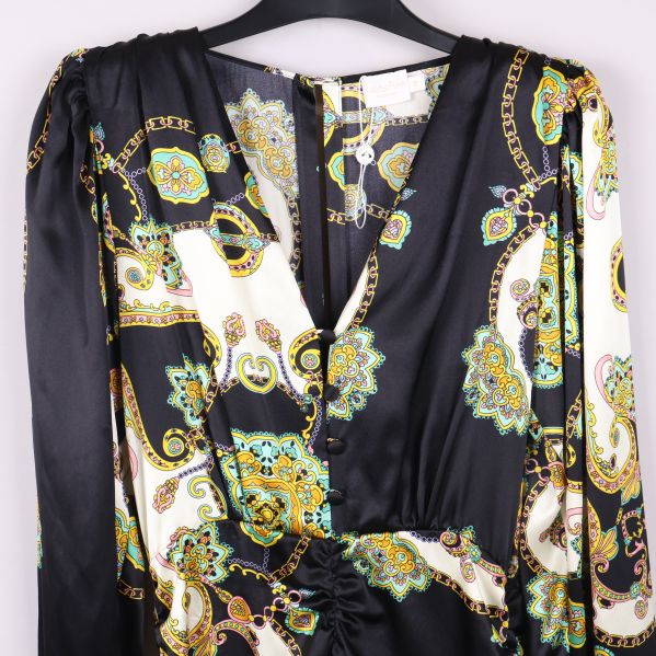 Överdel av klänning med tydligt paisleymönster och knappar framtill