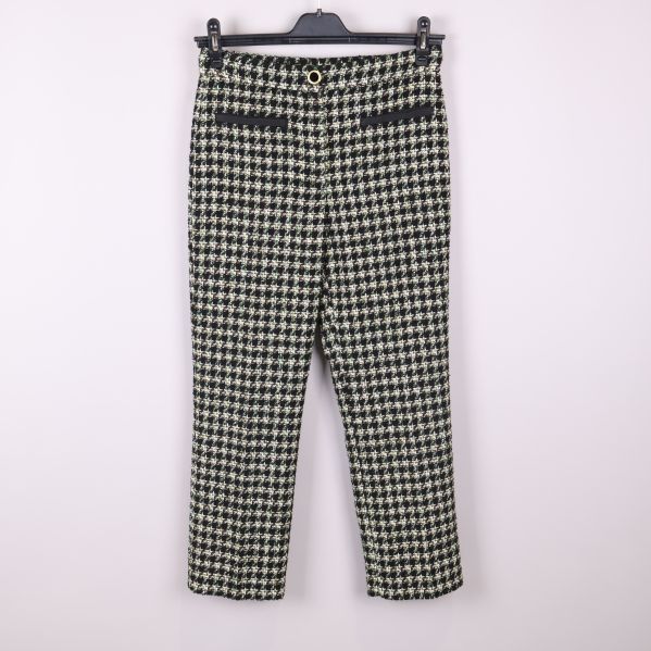 Byxa med hundtandsmönster upphängd framifrån