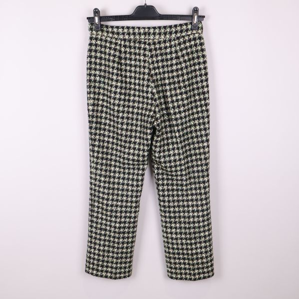 Byxa med hundtandsmönster upphängd bakifrån