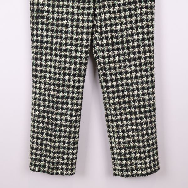 Benavslut på byxa med hundtandsmönster