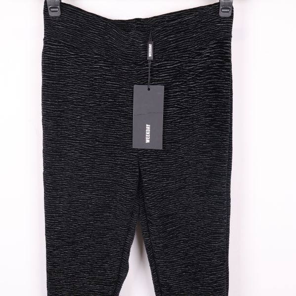 Detaljbild av midjan på strukturerade svarta tights